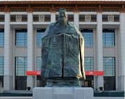 孔子の像は北京天安門広場に定住していた
