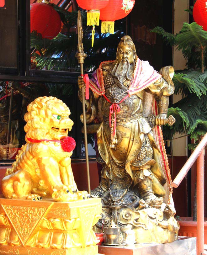 尼泊尔博卡拉兰花饭店大门口摆放着关公铜像（朱正明摄影）.jpg