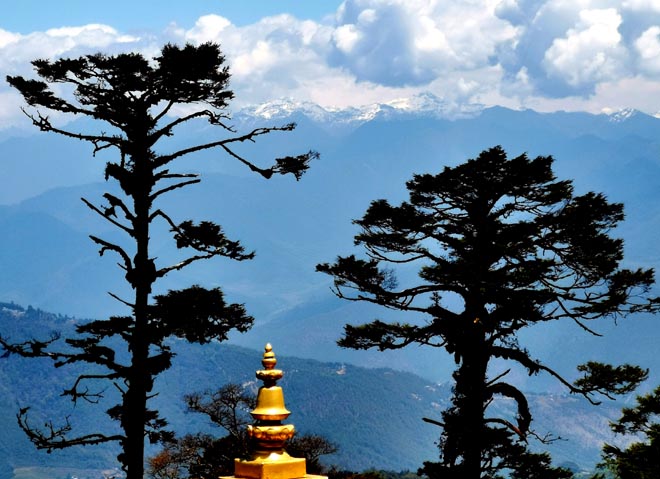 在不丹海拔3000多米的多楚拉山口，遥望喜马拉雅群峰（朱正明摄影）.jpg
