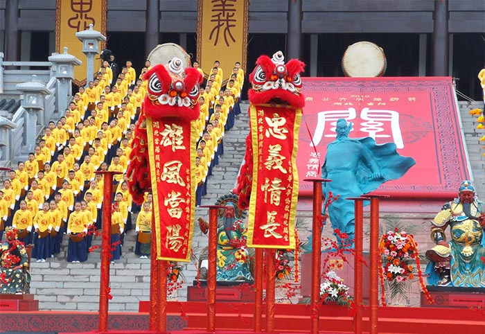 海外华人在朝圣大典表演南狮.jpg