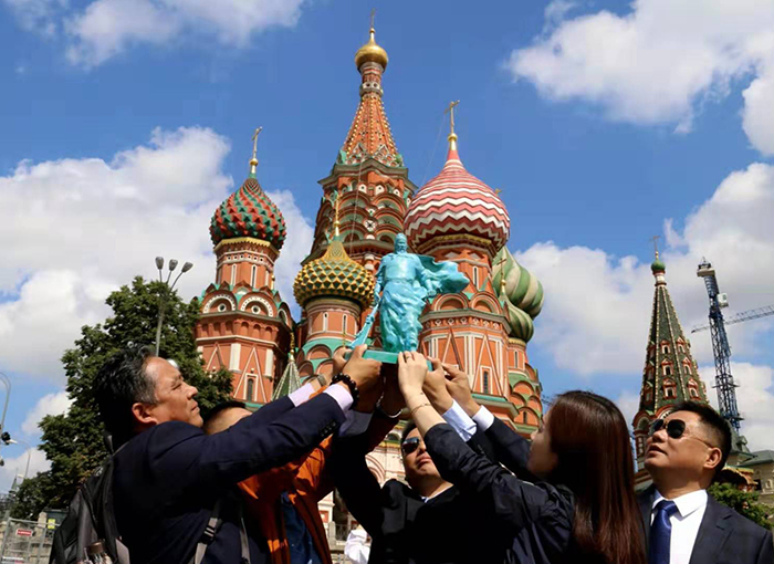 参访团在莫斯科红场展示雕塑家谭云制作的纪念关公大义归天1800年的关公像（朱正明摄影）.jpg