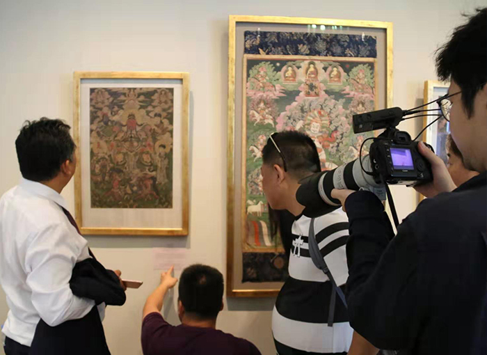 参访团在俄罗斯圣彼得堡冬宫博物馆发现十八世纪中国皇家关公图（朱正明摄影）.jpg