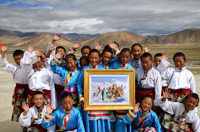 ❸珠穆朗瑪峰下的藏族小學生，簇擁著朱正明作品《五洲中華關帝 匯聚世界屋脊》.jpg